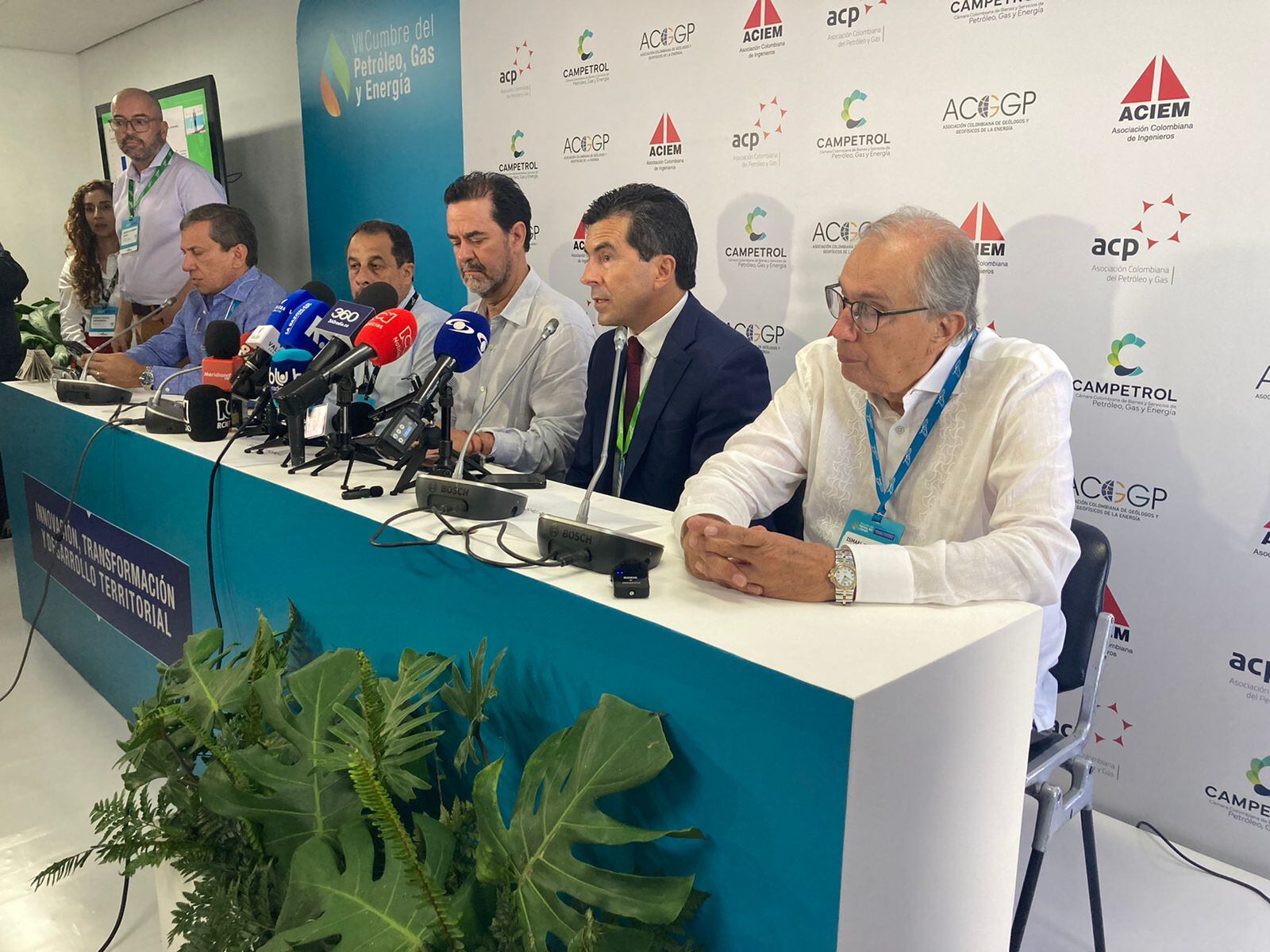 Rueda de prensa en Cumbre de Petróleo, Gas y Energía