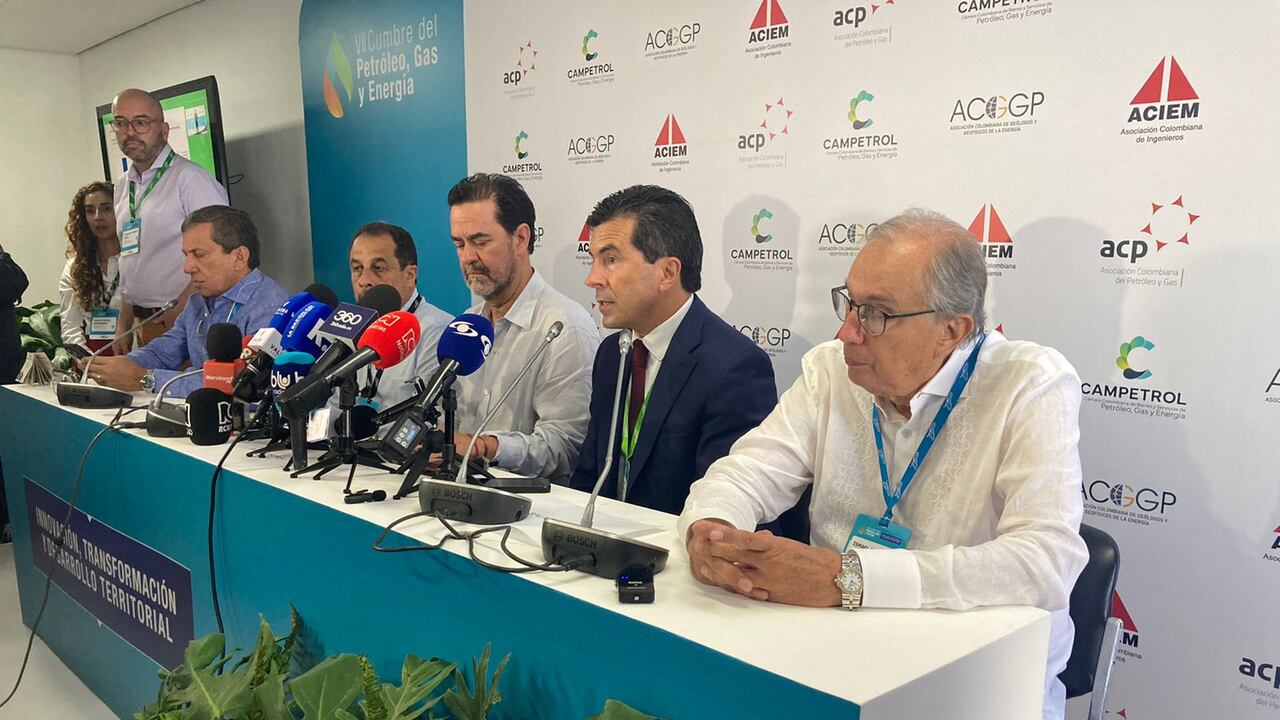 Rueda de prensa en Cumbre de Petróleo, Gas y Energía