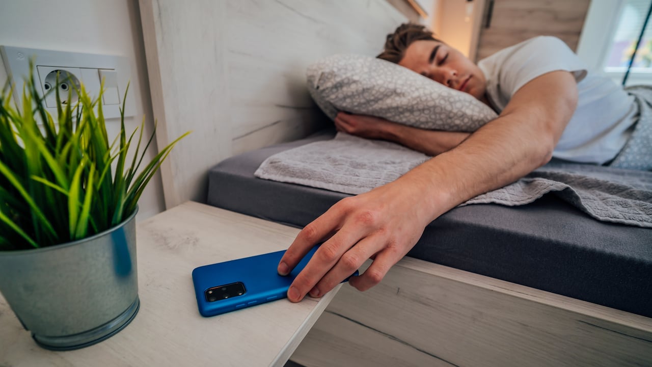 Muchas personas implementan la alarma del celular para despertar.
