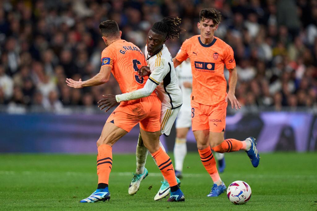 MADRID, SPAIN - NOVEMBER 11: Eduardo Camavinga of Real Madrid CF battles for the ball with Gabriel Paulista of Valencia CF during the LaLiga EA Sports match between Real Madrid CF and Valencia CF at Estadio Santiago Bernabeu on November 11, 2023 in Madrid, Spain. (Photo by Diego Souto/Quality Sport Images/Getty Images)