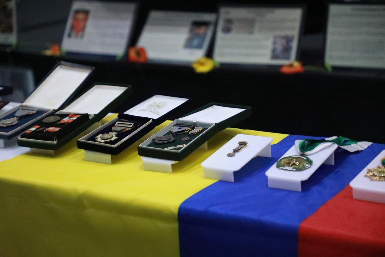 Durante la audiencia, los exmilitares realizaron una entrega simbólica de medallas y reconocimientos obtenidos por resultados operacionales que luego fueron identificados como asesinatos y desapariciones forzadas presentadas falsamente como bajas en combate.