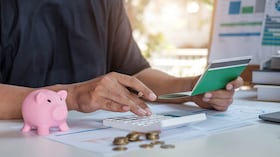 Los gastos hormiga pueden quebrar a las familias sino se controlan. Foto: 123RF / El País