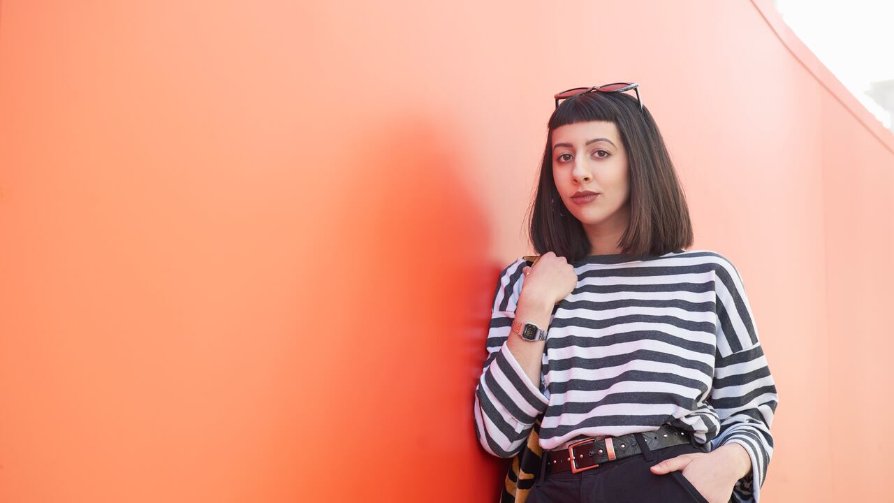 La caída del pelo no se desata a lo largo de su tallo, sino que se genera en su raíz, concretamente en el bulbo piloso, que se encuentra bajo la piel.