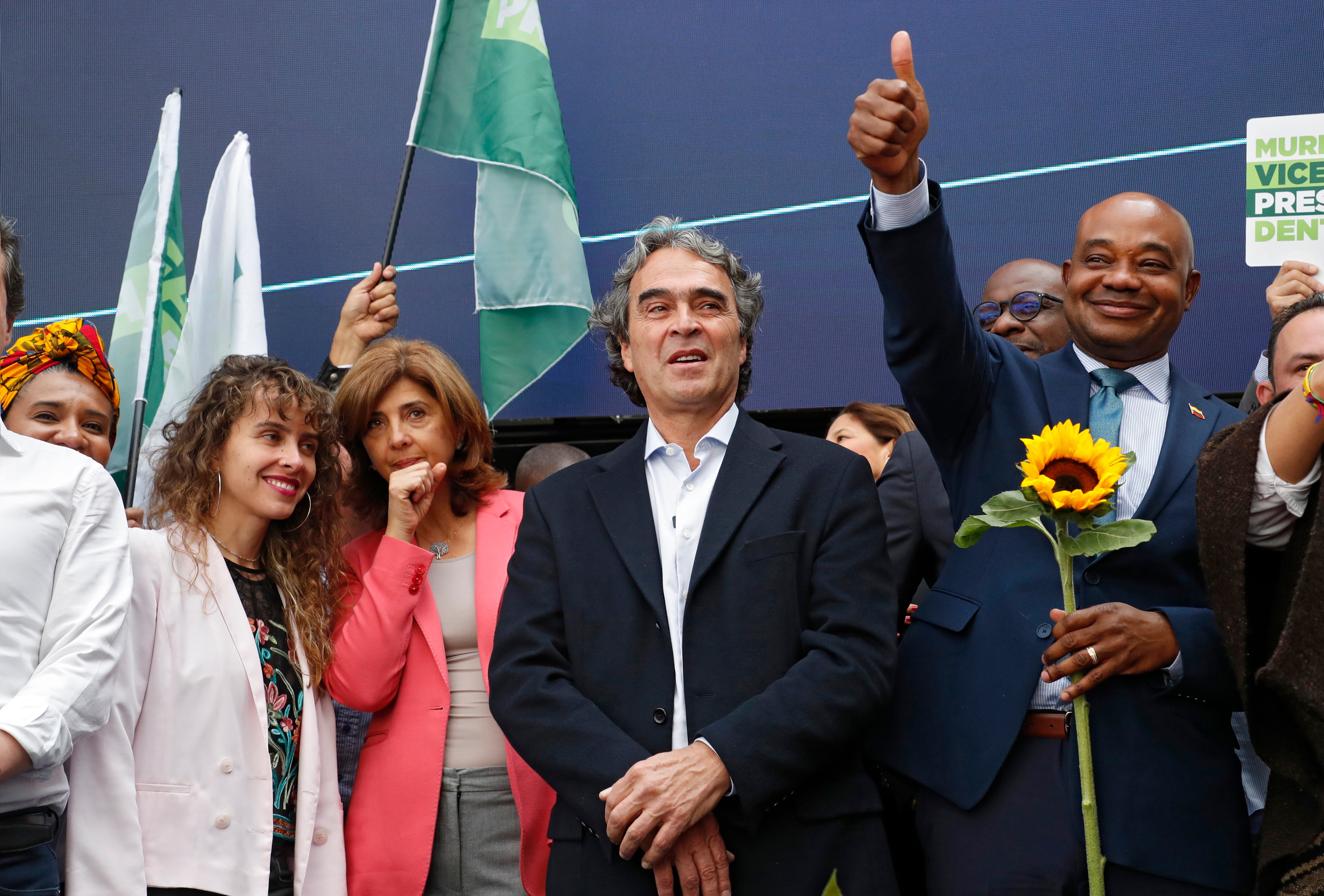 El candidato presidencial Sergio Fajardo oficializó su aspiración presidencial ante la Registraduría Nacional e hizo el trámite con su fórmula vicepresidencial Luis Gilberto Murillo lo acompaño su hija Mariana y su novia Maria Angela Holguin
Coalición Centro Esperanza
Bogota marzo 23 del 2022
Foto Guillermo Torres Reina / Semana