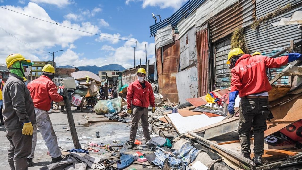 Cerca de 250 funcionarios acompañaron el operativo de recuperación del espacio
público en el Barrio Puente Aranda entre las calles 16, 17 y 17A entre carreras 56 a
58.