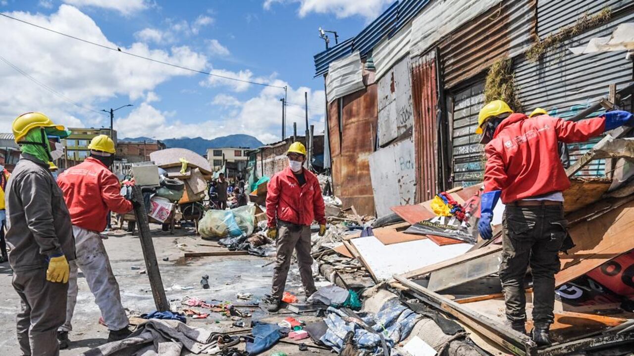 Cerca de 250 funcionarios acompañaron el operativo de recuperación del espacio público en el Barrio Puente Aranda entre las calles 16, 17 y 17A entre carreras 56 a 58.