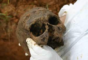 Esta calavera fue encontrada junto a 12 cadáveres en una fosa clandestina en Putumayo. Las autoridades le atribuyen esta masacre al Bloque Libertadores de los paramilitares comandado por ‘Macaco’