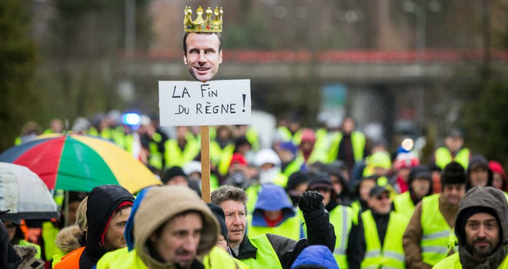 La crisis de los “chalecos amarillos” fue su máximo exponente. Esta protesta, surgida en 2018 por el alza de los precios del combustible, se extendió por Francia para denunciar las medidas hacia las clases populares de este exbanquero.