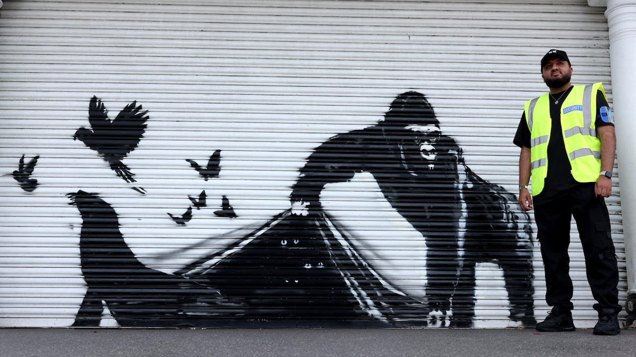 La novena obra de Banksy revelada en nueve días muestra a un gorila liberando a las bestias del London zoo, el 13 de agosto de 2024. El artista confirmó el trabajo en su Instagram. (Photo by Adrian DENNIS / AFP)
