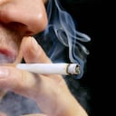 El cigarrillo detona los dientes amarillos.