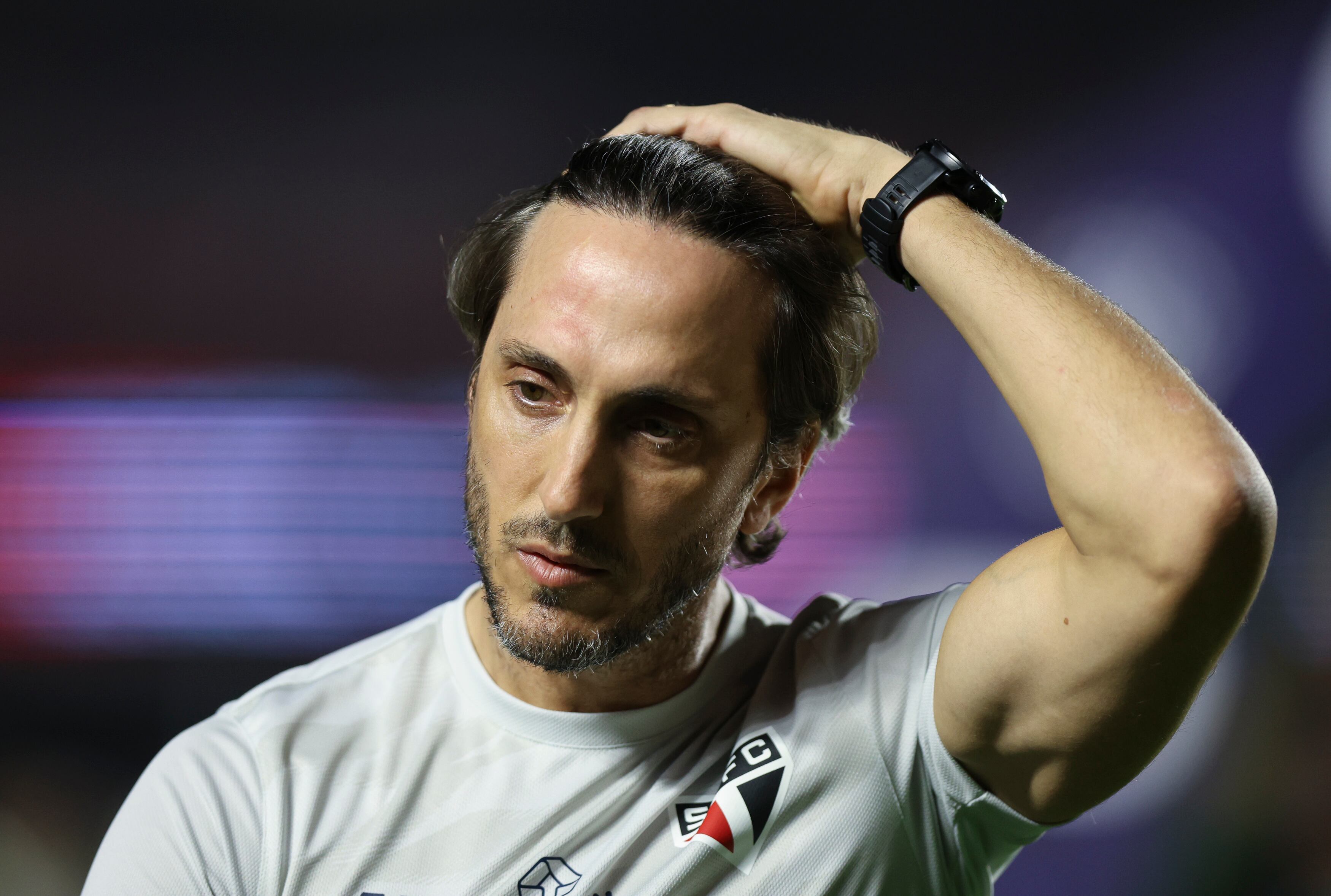 SAO PAULO, BRAZIL - APRIL 29: Head coach Luis Zubeldia of Sao Paulo looks on during a match between Sao Paulo and Palmeiras as part of Brasileirao Series A at Morumbi Stadium on April 29, 2024 in Sao Paulo, Brazil. (Photo by Alexandre Schneider/Getty Images)