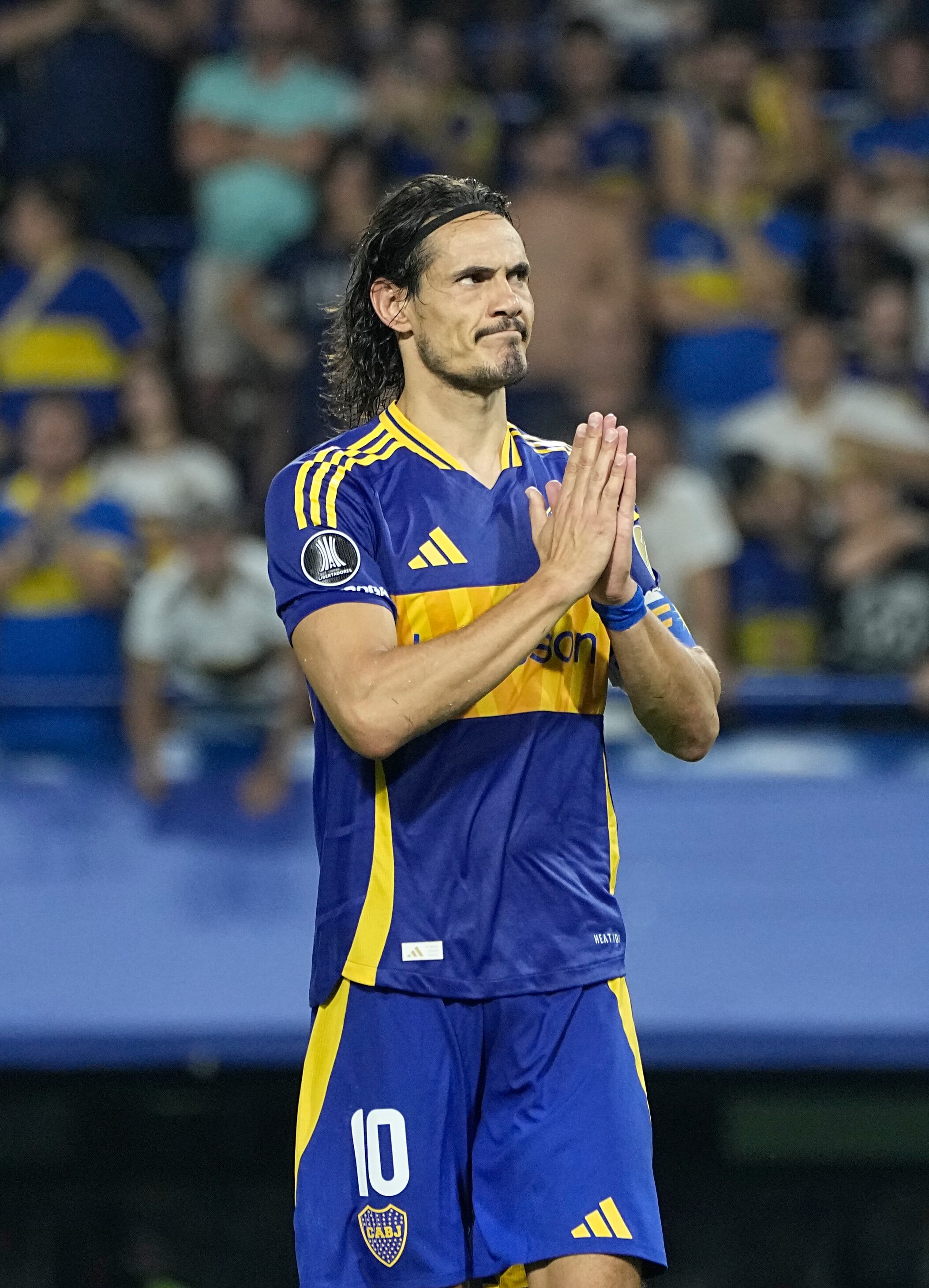Cavani pidiendo perdón a la hinchada de Boca.