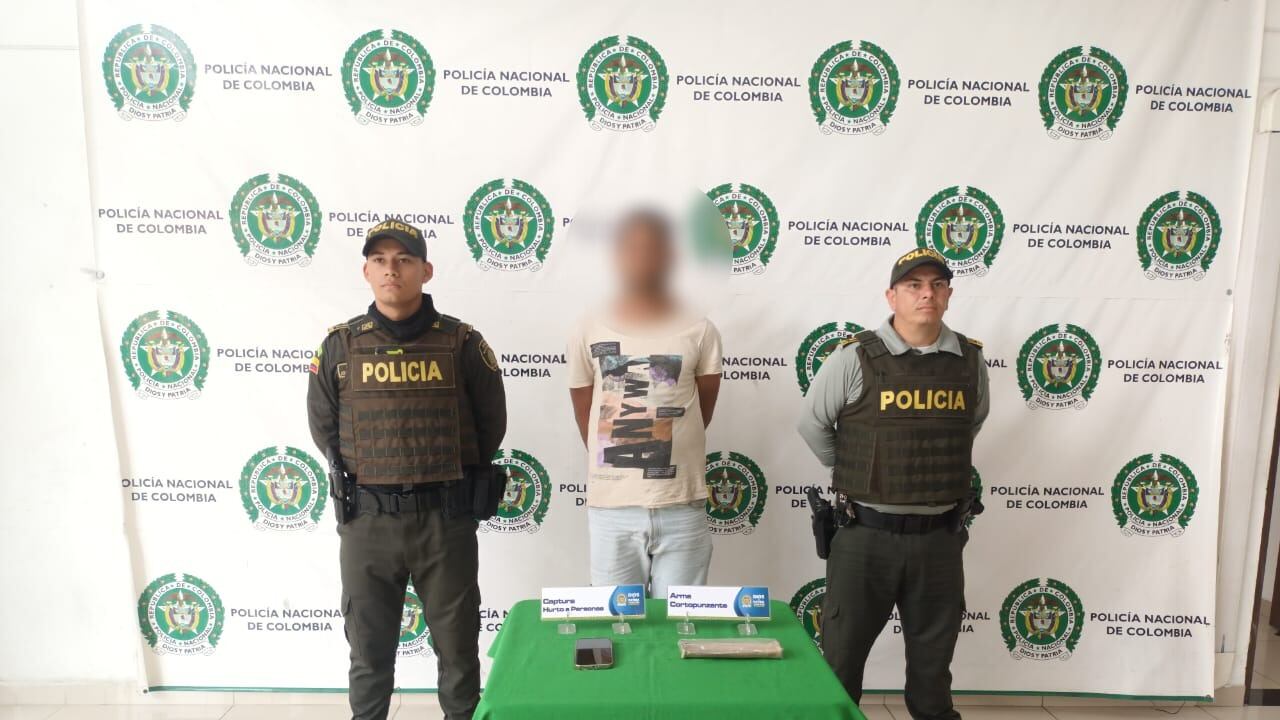 Este sujeto habría intimidado a la víctima con un cuchillo.