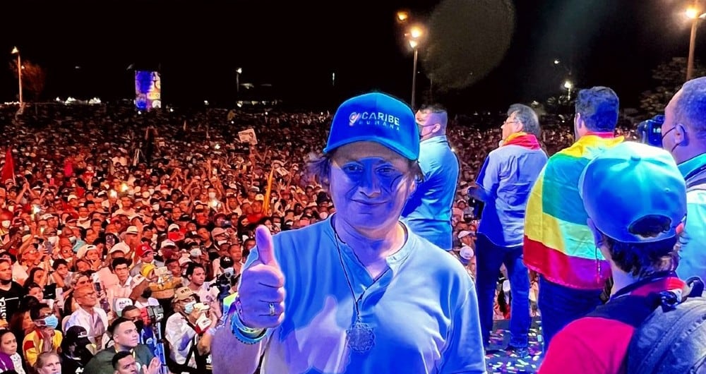 Juan Fernando Petro haciendo campaña por el Pacto Histórico.