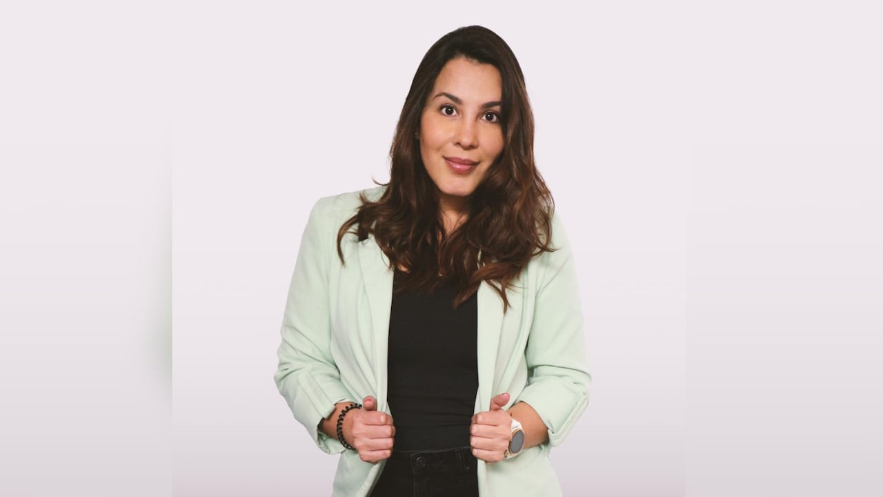 Luchadora, disciplinada e innovadora, Gloria Martínez es la mente y la mujer que está detrás del éxito de grandes como Karol G o J Balvin. Empezó desde cero siempre motivada por el amor a la música y al entretenimiento hasta construir lo que hoy es JAQUE, una de las empresas de PR más grandes del país.