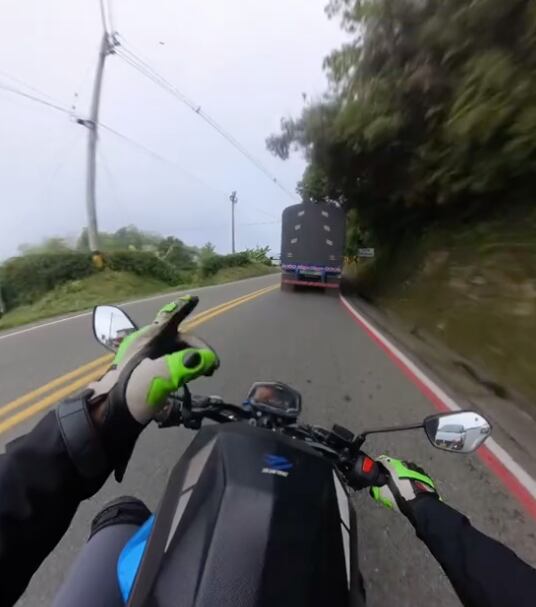 Las líneas rojas sirven para reforzar la información sobre una zona de alta accidentalidad.