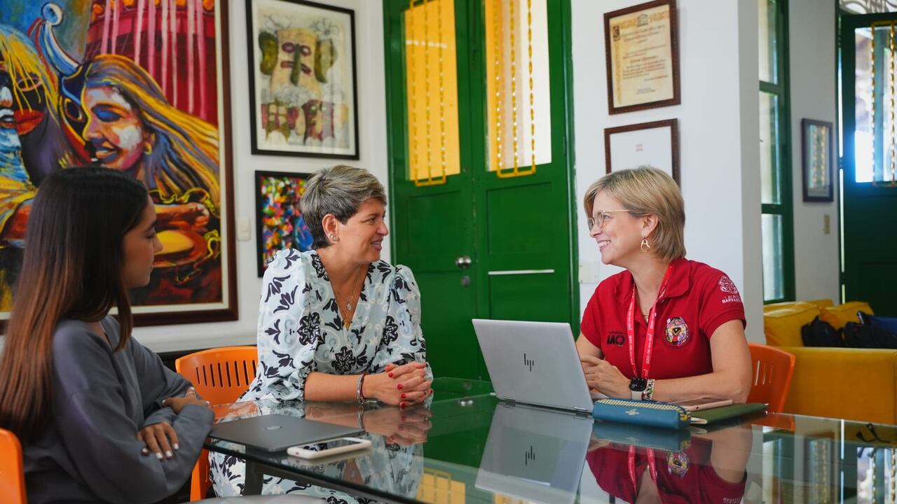 Primera Dama en la casa del Carnaval.