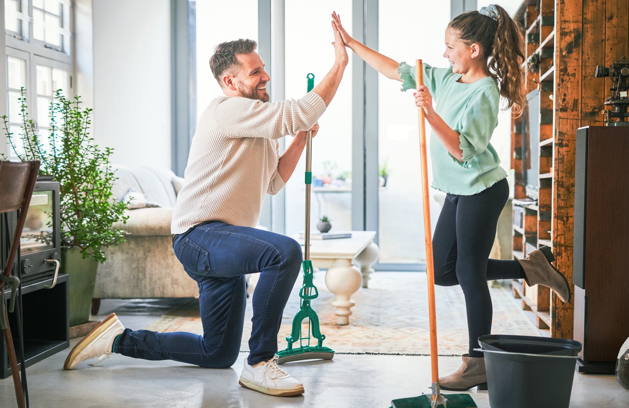 Aunque algunos usuarios reportan resultados positivos al utilizar una bolsa de plástico en la escoba, otros cuestionan su utilidad y prefieren métodos de limpieza más tradicionales.