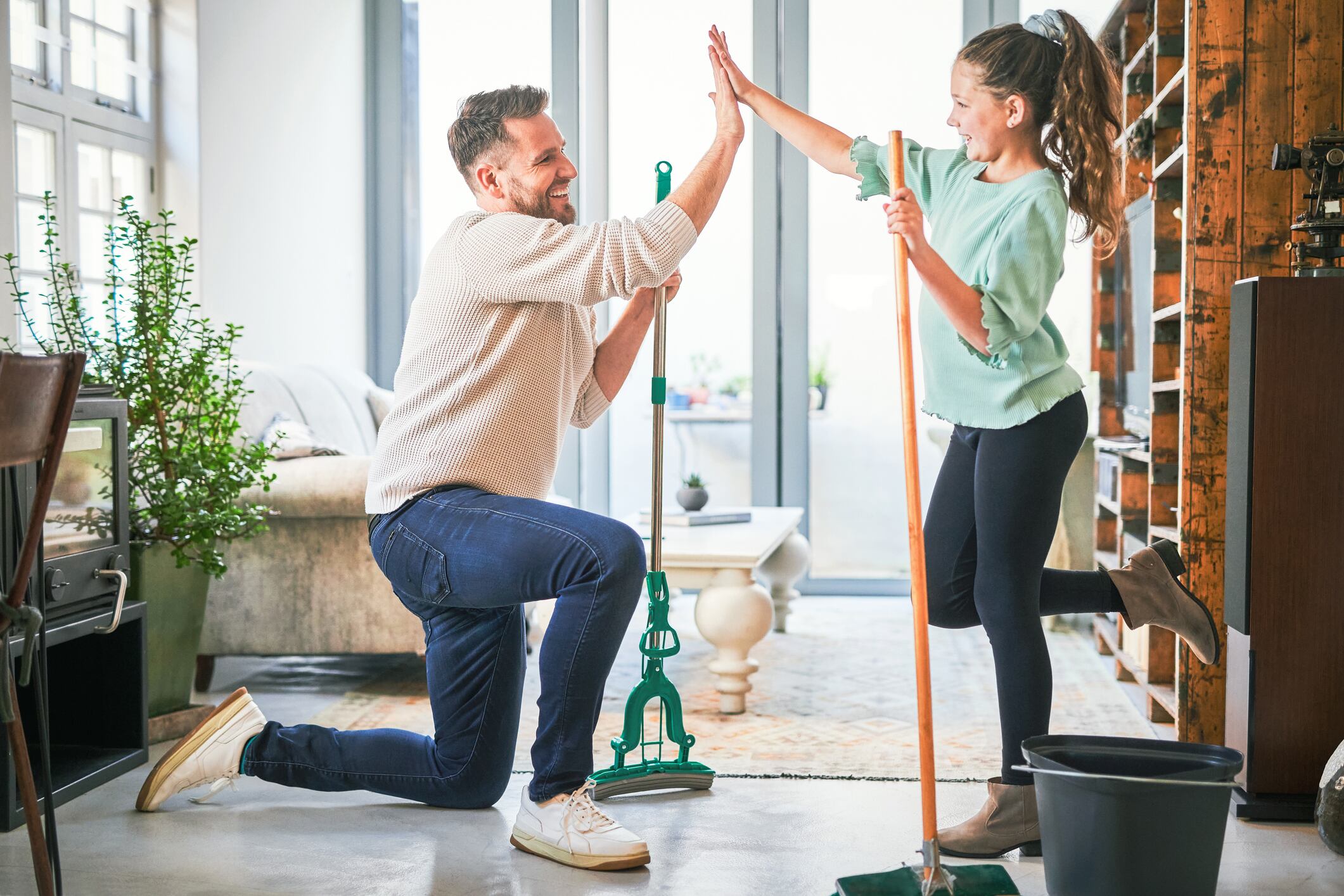 Aunque algunos usuarios reportan resultados positivos al utilizar una bolsa de plástico en la escoba, otros cuestionan su utilidad y prefieren métodos de limpieza más tradicionales.