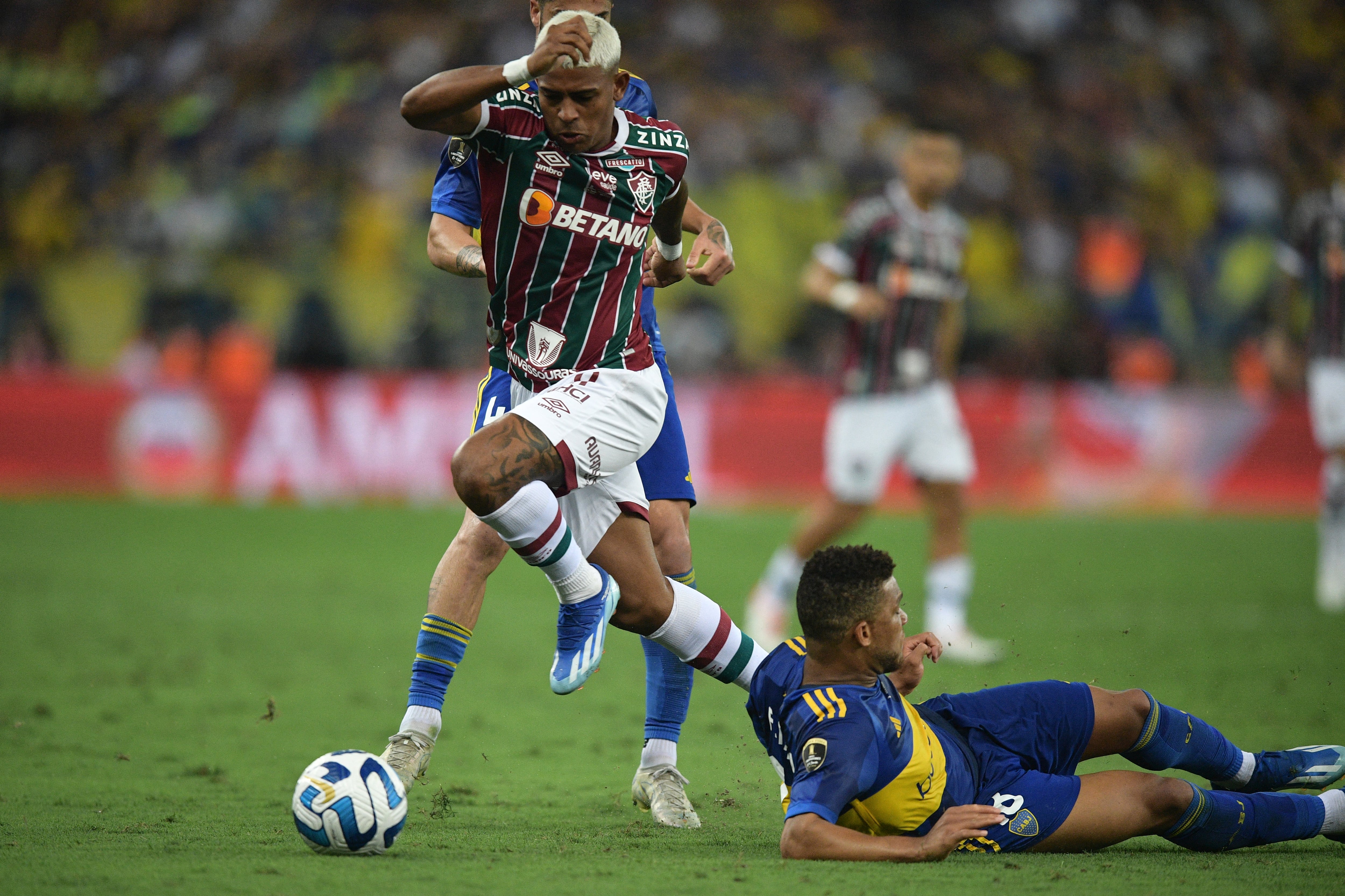John Kennedy marcó la ventaja, pero por su celebración recibió tarjeta roja.