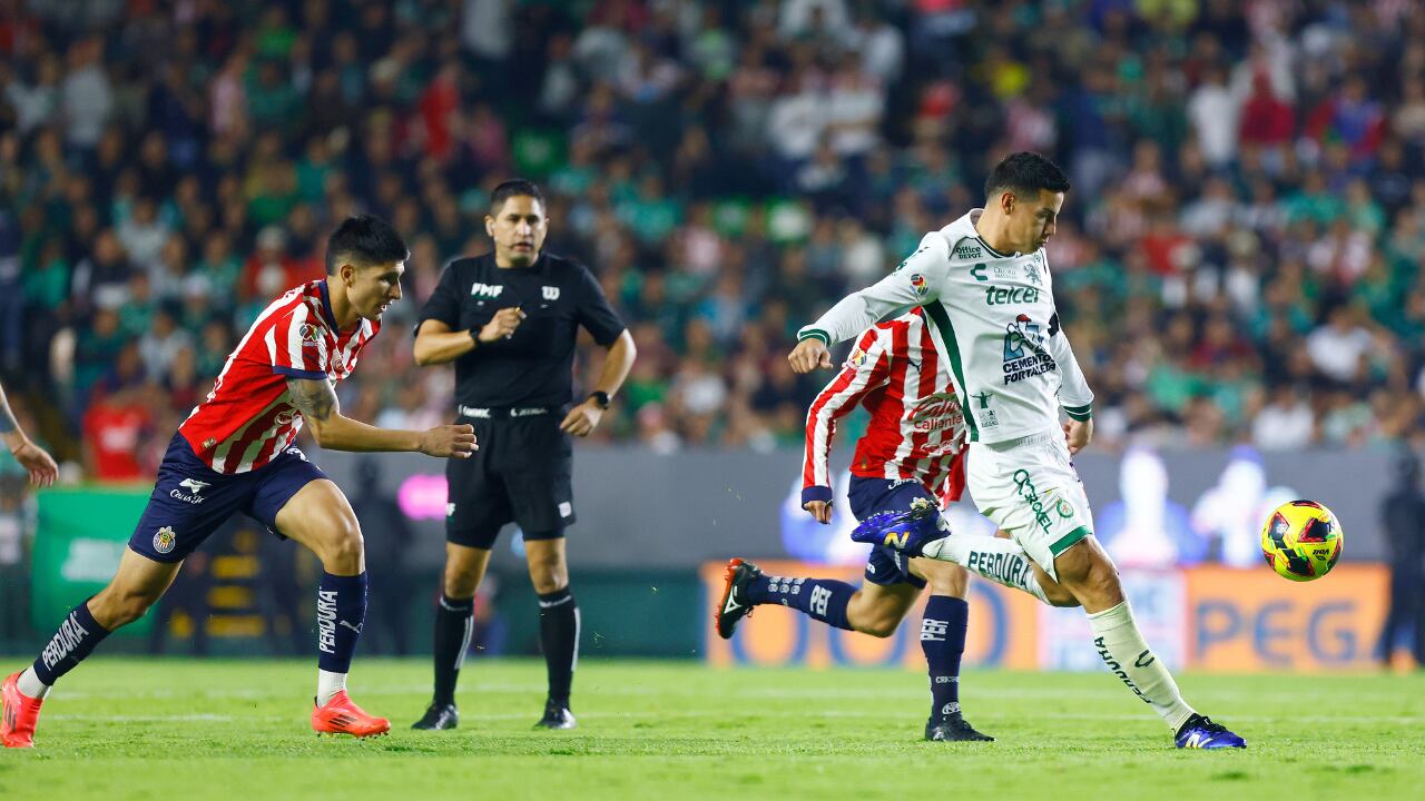 James Rodríguez con Club León ante las Chivas de Gudalajara