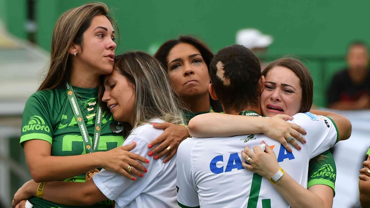 Las mujeres piden indemnizaciones por la muerte de los jugadores del club brasilero.