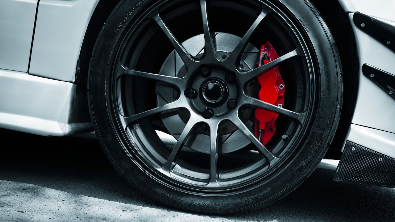 Los fabricantes recomiendan verificar las medidas originales antes de modificar el tamaño de los rines del carro.