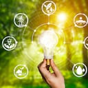 Bombilla de luz de innovación de energía verde con la industria futura de la interfaz gráfica del icono de generación de energía. Concepto de desarrollo sustentable por energías alternativas