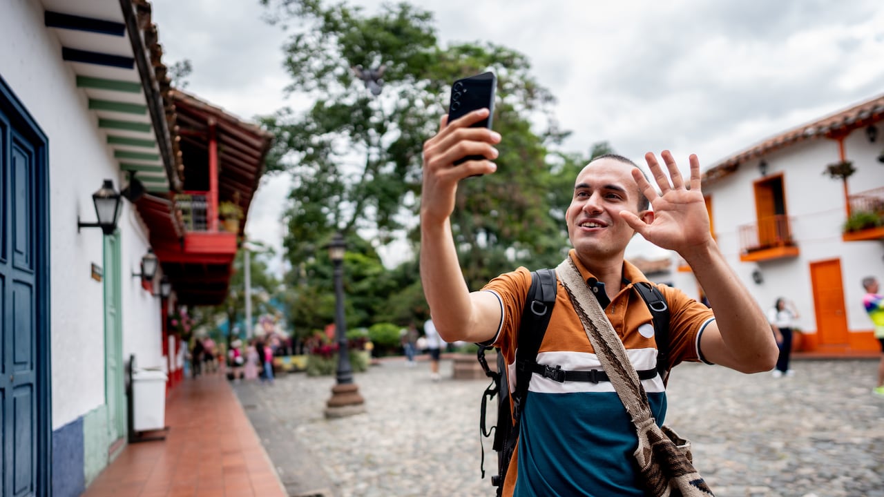 Joven grabando mientras recorre Medellín, Colombia.