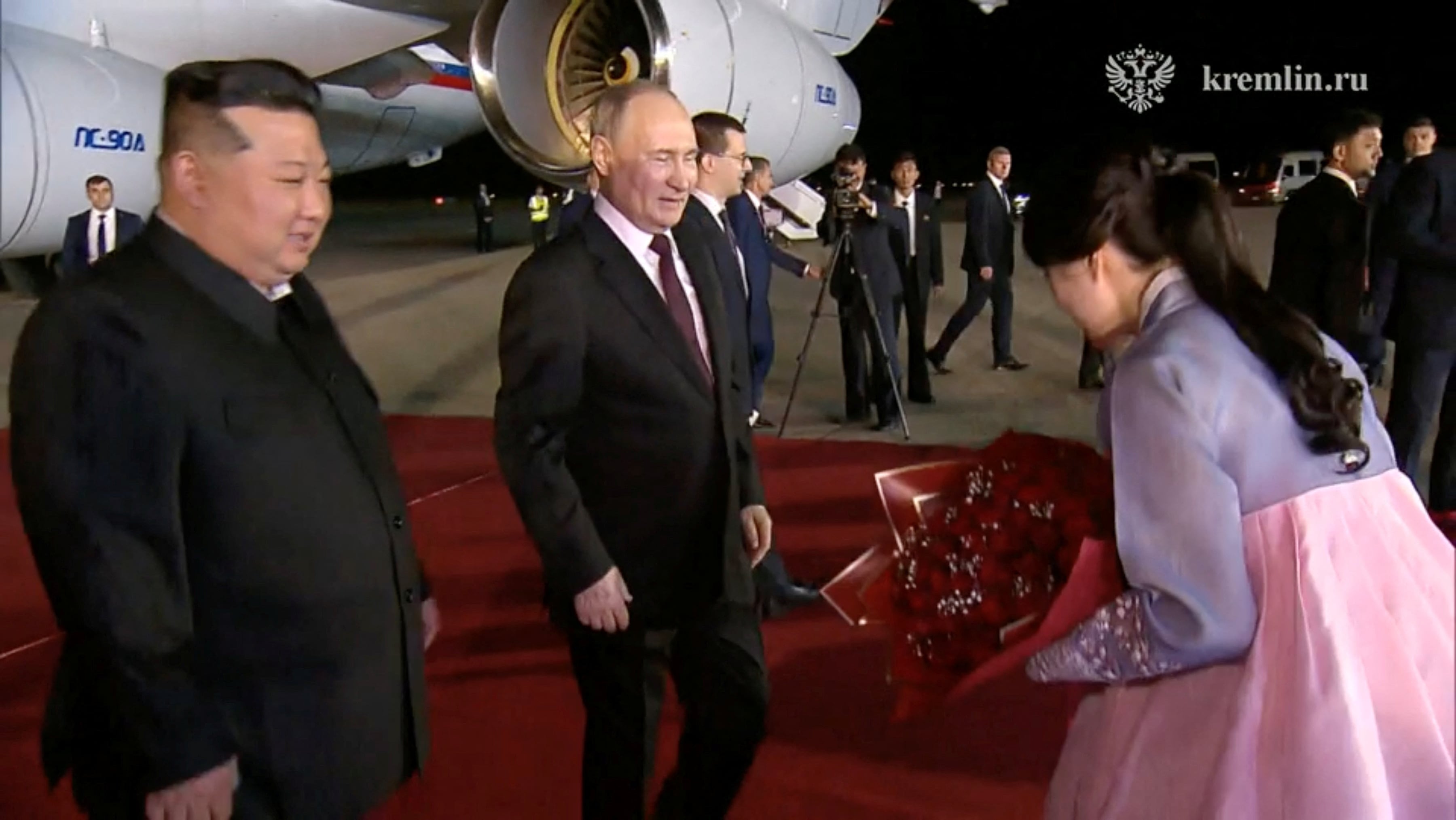 El presidente de Rusia, Vladimir Putin, es recibido por el líder de Corea del Norte, Kim Jong Un, durante una ceremonia de bienvenida en un aeropuerto de Pyongyang, Corea del Norte, el 19 de junio de 2024