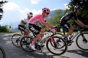 Rigoberto Urán junto a Remco Evenepoel en una curva del Tour de Suiza