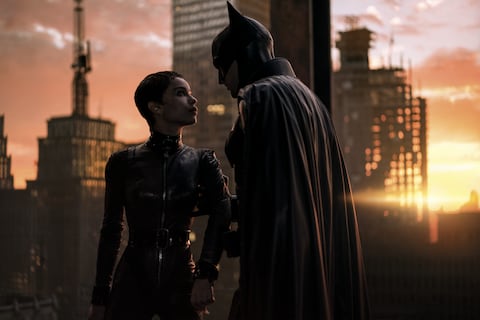 Zoe Kravitz es Selina Kyle y Robert Pattinson es Bruce Wayne. Hay buena química entre estos dos. 
'The Batman',/ Matt Reeves (2022)