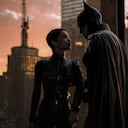 Zoe Kravitz es Selina Kyle y Robert Pattinson es Bruce Wayne. Hay buena química entre estos dos.