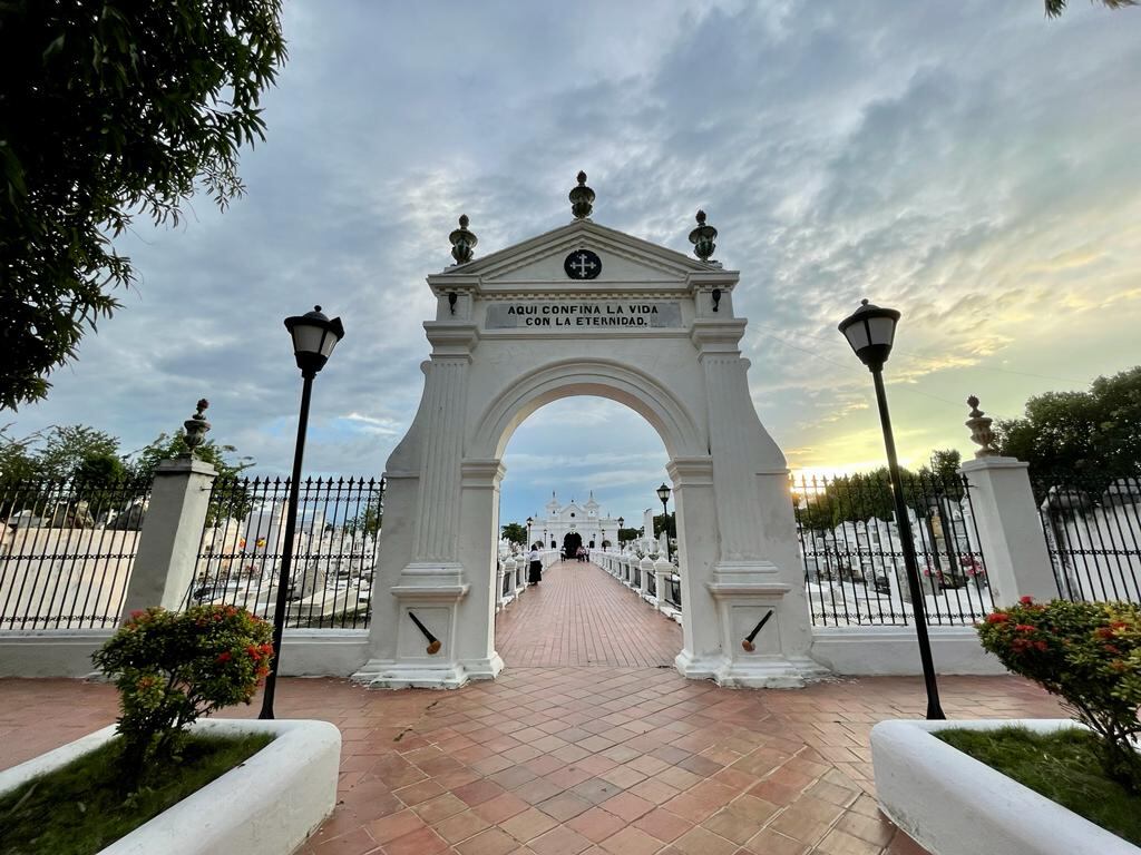 El cementerio da la “bienvenida” a sus visitantes con esta inscripción: “Aquí confina la vida con la eternidad”. Se trata de un cementerio monumental, con capillas y mausoleos dedicados a personas ilustres de la historia del pueblo. Foto: Andrea Gómez - Semana