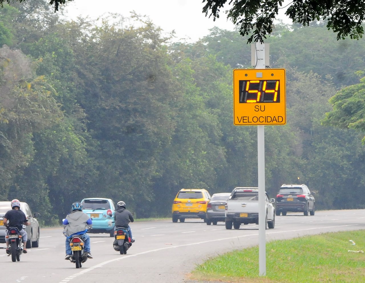 Cali: Cuatro nuevos radares de velocidad fueron instalados en la recta Cali Palmira, debido al exceso de velocidad que desarrollan en esta vía y la cantidad de accidentes generados. Foto José L Guzmán. El País, junio 15-23