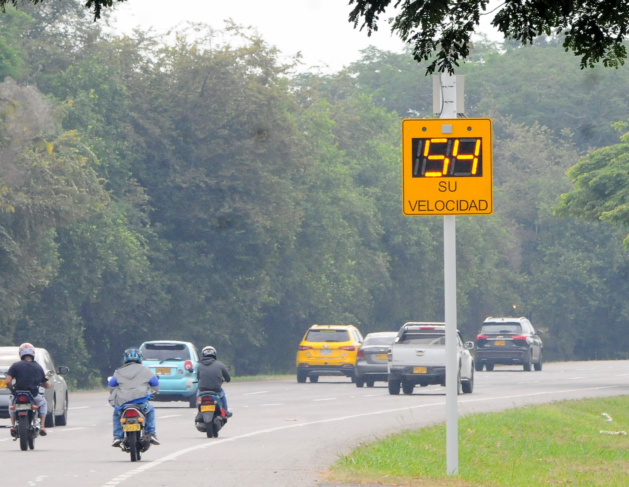 Cali:  Cuatro nuevos radares de velocidad fueron instalados en la recta Cali Palmira, debido al exceso de velocidad que desarrollan en esta vía y la cantidad de accidentes generados. Foto José L Guzmán. El País, junio 15-23