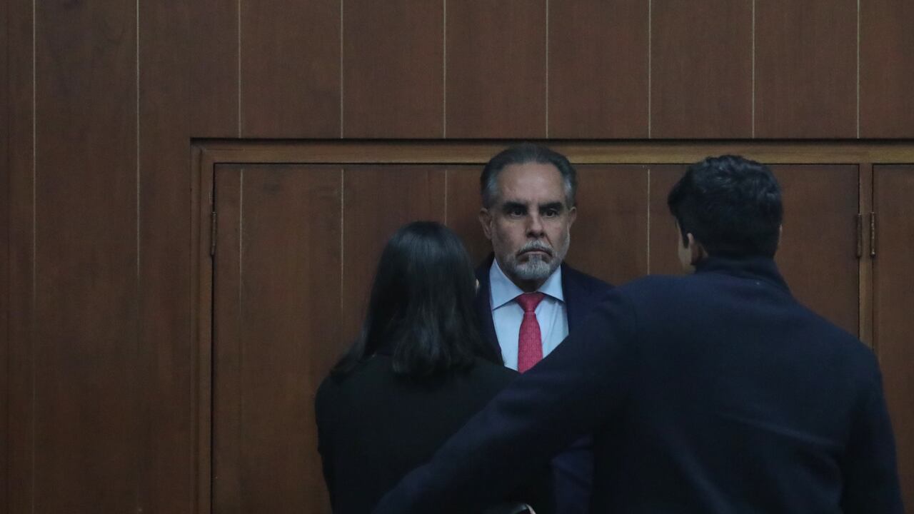 Ministro del Interior, Armando Benedetti, y ministro del Trabajo, Antonio Sanguino, en la Comisión Séptima del Senado para el tercer debate de la reforma laboral.