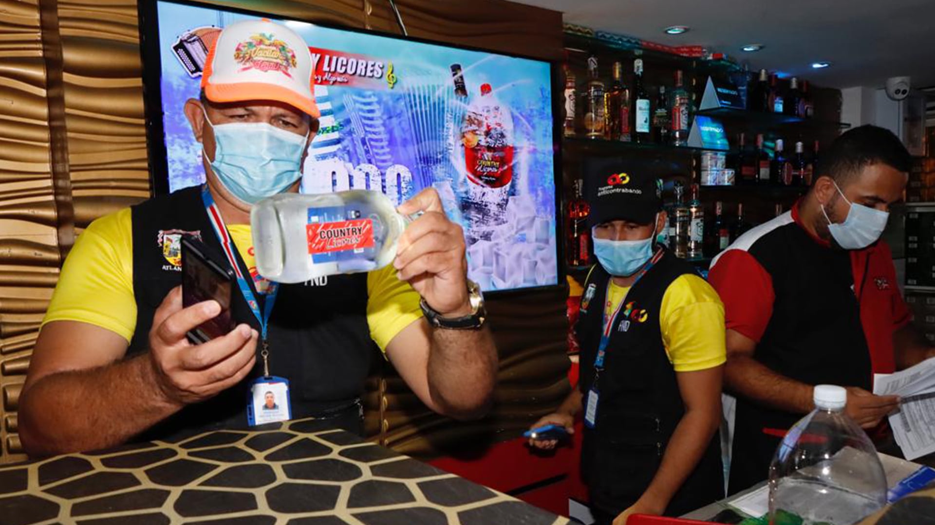 El Grupo Operativo Anticontrabando les enseña a los tenderos herramientas digitales para reconocer los productos legales.