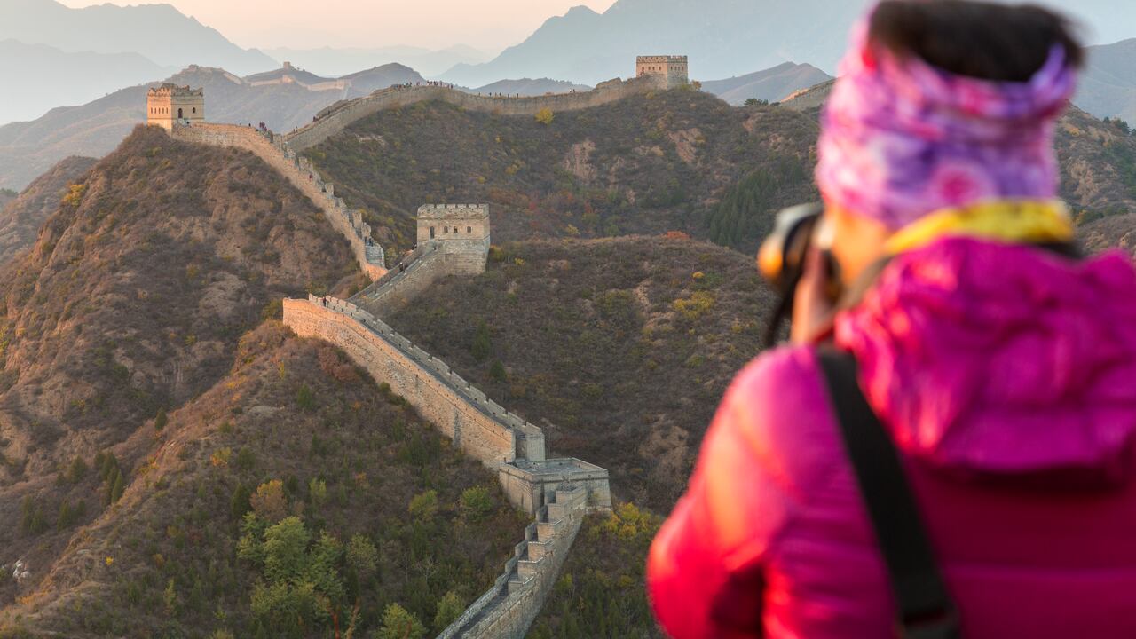 Mujer fotografiando la Gran Muralla China, Jinshanling, Pekín, China