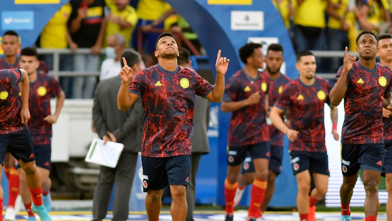 Jugadores de la Selección Colombia saltan al campo de juego en el Estadio Metropolitano Barranquilla