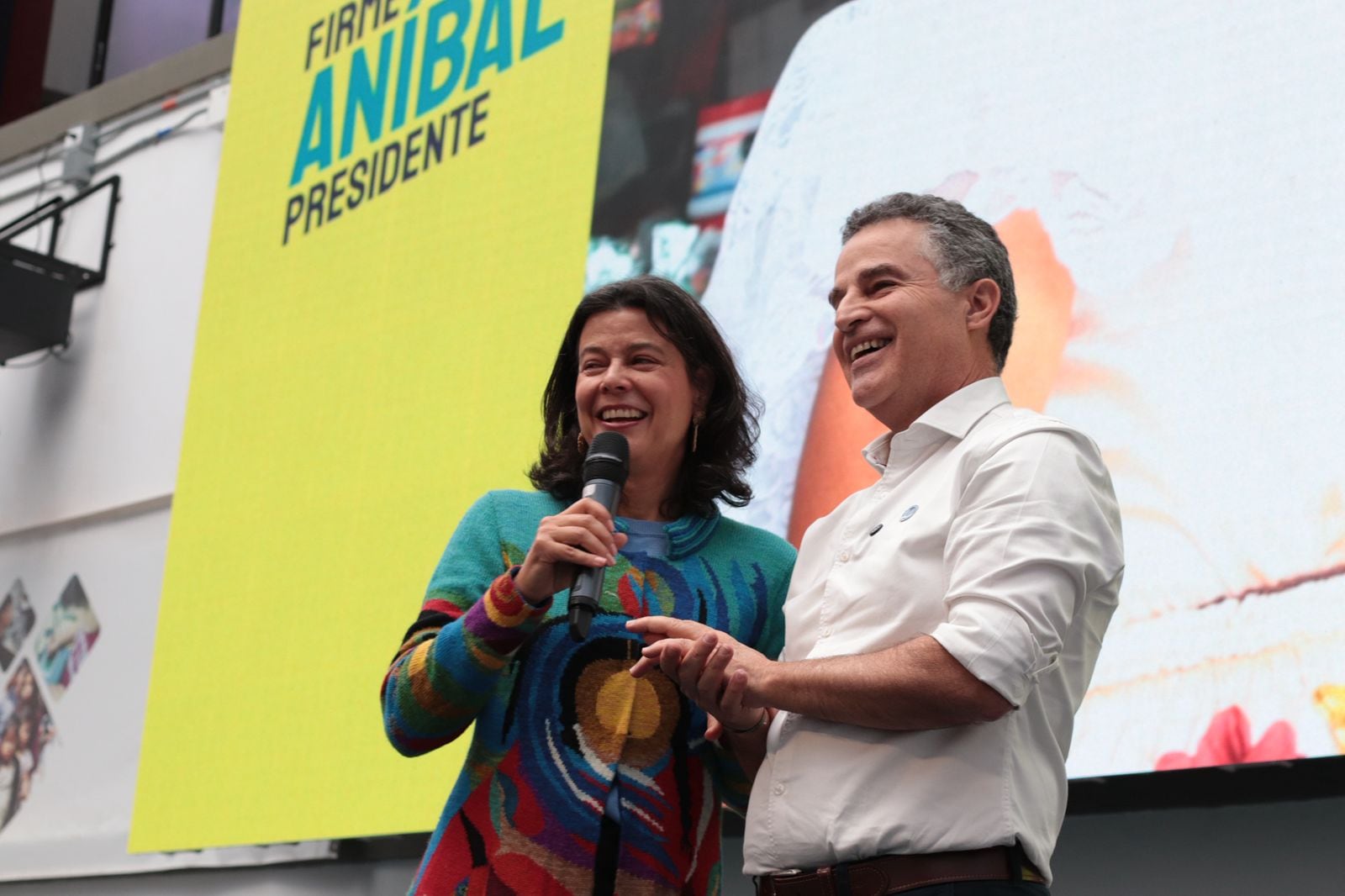 El ahora candidato entregó más de 1,5 millones de formas que respaldan su intención de llegar a la Casa de Nariño.