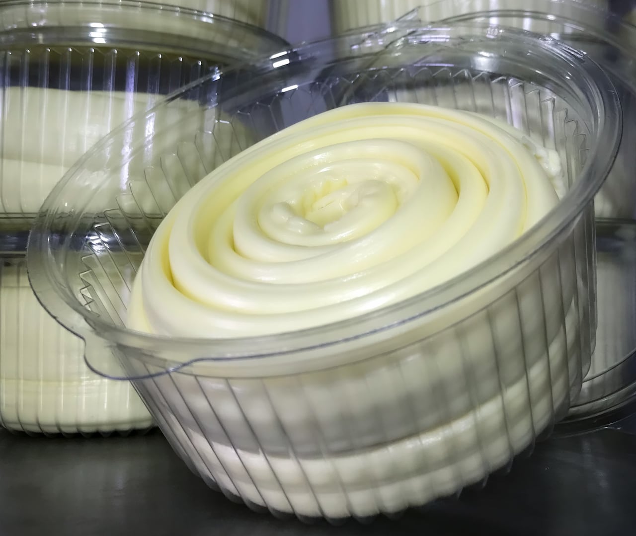 Una de las características más destacadas del queso 7 cueros es el tipo de leche que se utiliza para su producción.