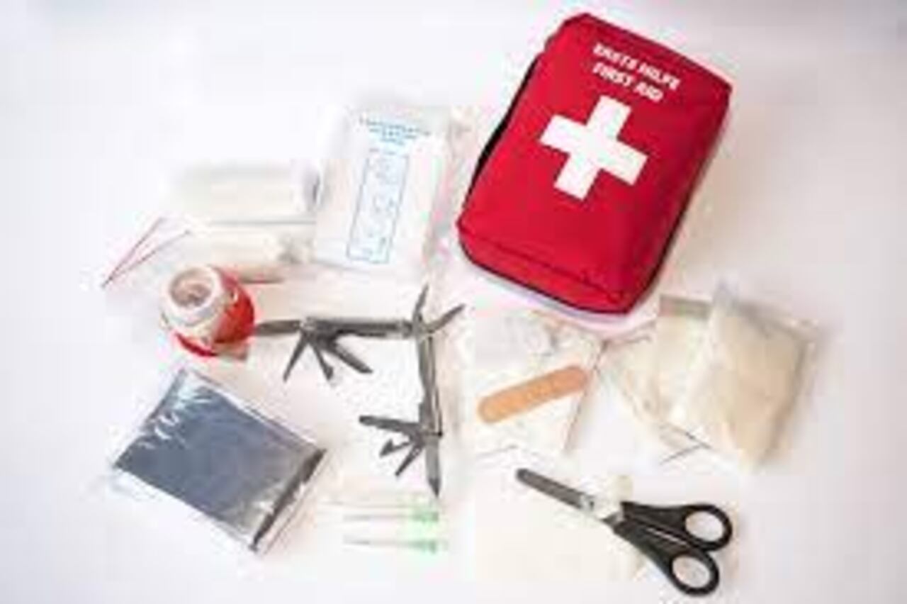 kit de evacuación", es una colección de elementos esenciales que pueden ser útiles en situaciones de emergencia o desastres naturales, es recomendable mantener en ellos agua, alimentos, no perecederos e implementos de atención de primeros auxilios.