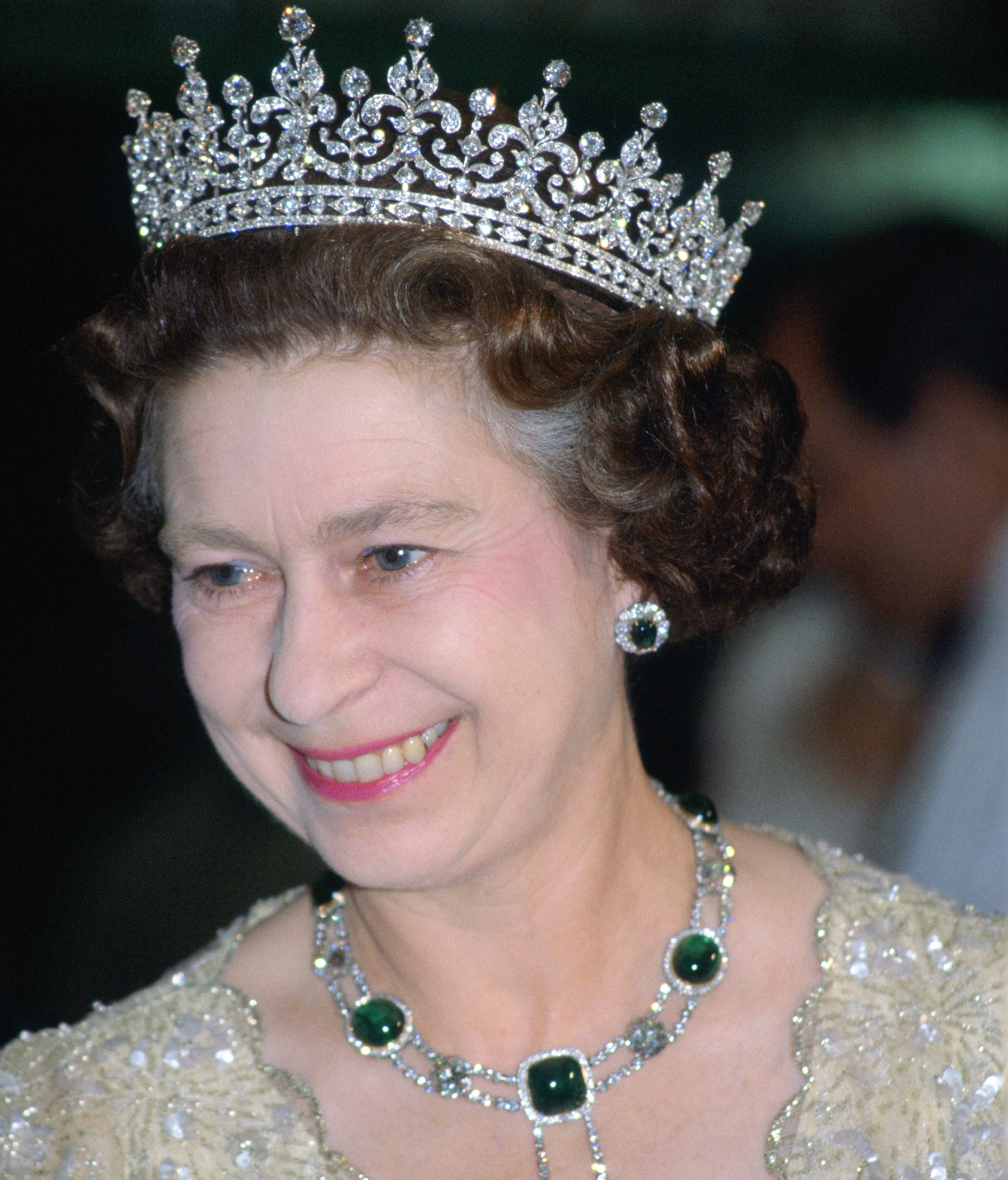 8 La reina con la tiara de las niñas de Gran Bretaña e Irlanda del Norte y el collar de rubíes que perteneció a su tatarabuela Victoria y su abuela Alexandra de Dinamarca.