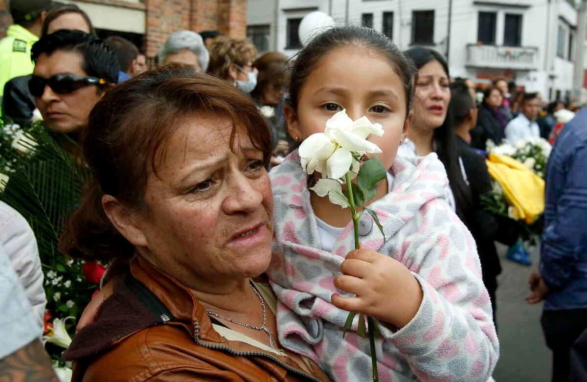 Familias con sus niños le llevaron flores a la famlia de Yuliana. Foto Guillermo Torres Reina