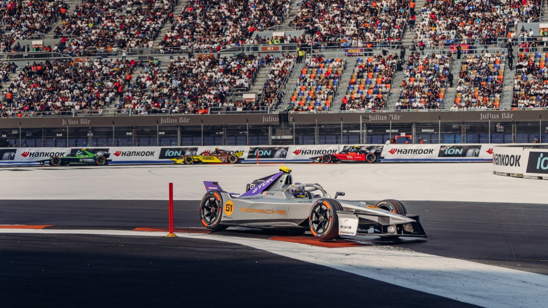 Los vehículos del Porsche Fórmula E  Team lideraron durante gran parte de la carrera.