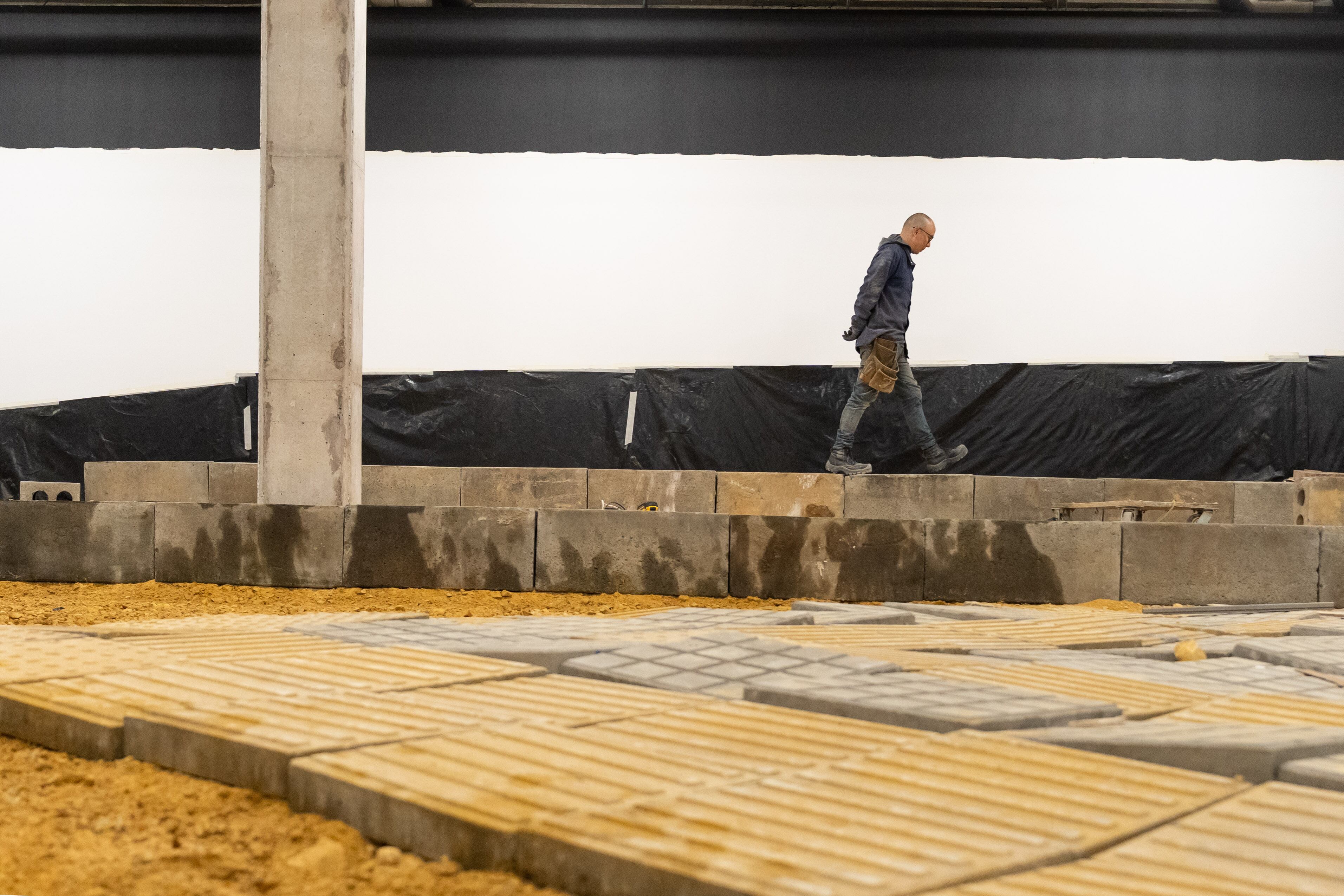 Santiago Reyes Villaveces expondrá su proyecto 'El Hueco', del 6 de marzo al 4 de mayo de 2025 en la Galería Santa Fe.