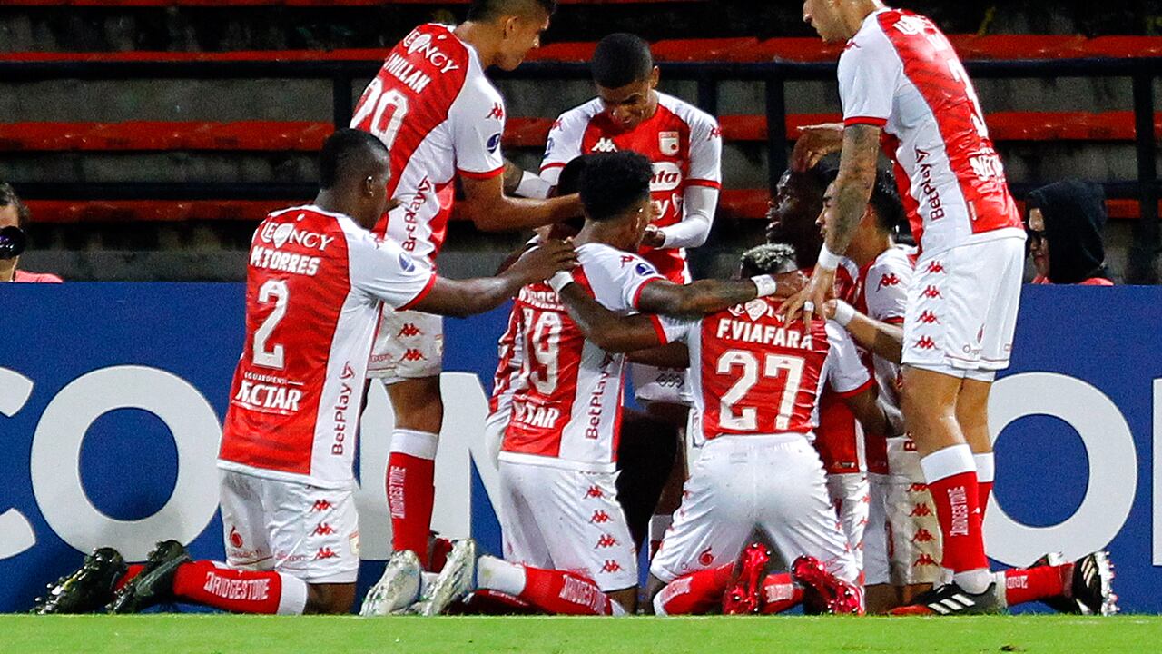 Independiente Santa Fe celebra uno de los goles ante Águilas Doradas.