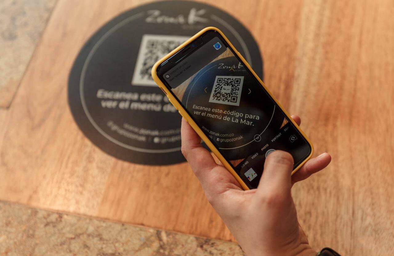 Los menús se distribuyen de forma digital, vía código QR. Los meseros están capacitados para ayudar a los clientes a entender el proceso y, si es necesario, a usar la aplicación. 