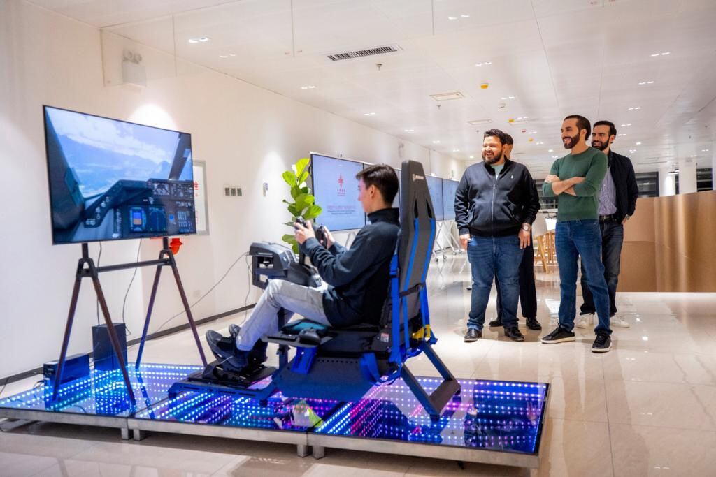 Bukele recorrió los pisos del edificio, que estará abierto al público las 24 horas del día, acompañado por el embajador de China, Zhang Yanhu.